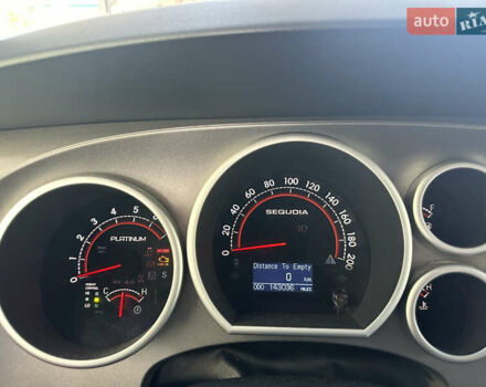 Белый Тойота Секвойя, объемом двигателя 5.66 л и пробегом 225 тыс. км за 33000 $, фото 9 на Automoto.ua