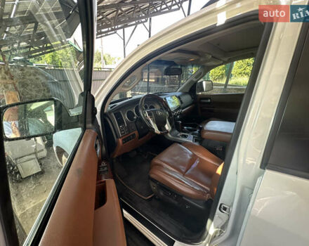 Белый Тойота Секвойя, объемом двигателя 5.66 л и пробегом 225 тыс. км за 33000 $, фото 8 на Automoto.ua