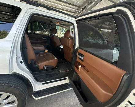 Белый Тойота Секвойя, объемом двигателя 5.66 л и пробегом 225 тыс. км за 33000 $, фото 2 на Automoto.ua