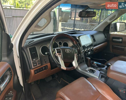 Белый Тойота Секвойя, объемом двигателя 5.66 л и пробегом 225 тыс. км за 33000 $, фото 7 на Automoto.ua
