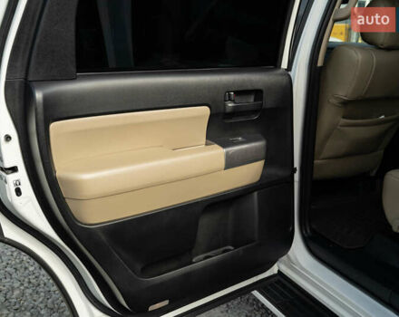 Белый Тойота Секвойя, объемом двигателя 5.66 л и пробегом 139 тыс. км за 39900 $, фото 36 на Automoto.ua