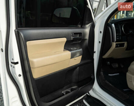 Белый Тойота Секвойя, объемом двигателя 5.66 л и пробегом 139 тыс. км за 39900 $, фото 17 на Automoto.ua