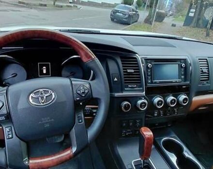 Белый Тойота Секвойя, объемом двигателя 5.66 л и пробегом 361 тыс. км за 34000 $, фото 8 на Automoto.ua