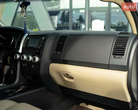 Белый Тойота Секвойя, объемом двигателя 5.66 л и пробегом 139 тыс. км за 39900 $, фото 31 на Automoto.ua