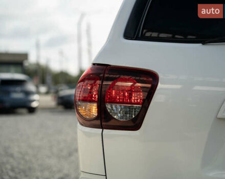 Белый Тойота Секвойя, объемом двигателя 5.66 л и пробегом 139 тыс. км за 39900 $, фото 7 на Automoto.ua