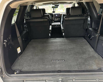 Белый Тойота Секвойя, объемом двигателя 5.66 л и пробегом 148 тыс. км за 37500 $, фото 9 на Automoto.ua