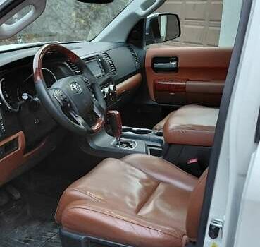 Белый Тойота Секвойя, объемом двигателя 5.66 л и пробегом 361 тыс. км за 34000 $, фото 7 на Automoto.ua