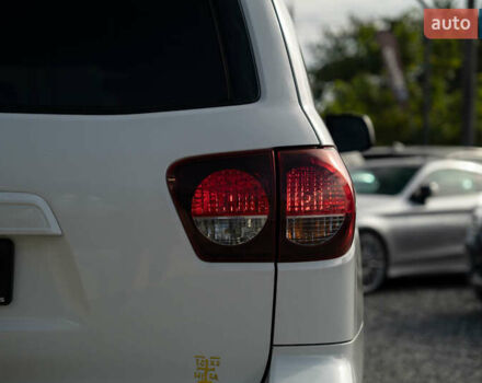Белый Тойота Секвойя, объемом двигателя 5.66 л и пробегом 139 тыс. км за 39900 $, фото 8 на Automoto.ua