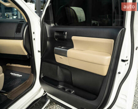 Белый Тойота Секвойя, объемом двигателя 5.66 л и пробегом 139 тыс. км за 39900 $, фото 37 на Automoto.ua