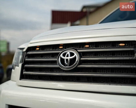 Белый Тойота Секвойя, объемом двигателя 5.66 л и пробегом 139 тыс. км за 39900 $, фото 13 на Automoto.ua