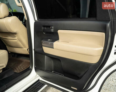 Белый Тойота Секвойя, объемом двигателя 5.66 л и пробегом 139 тыс. км за 39900 $, фото 38 на Automoto.ua