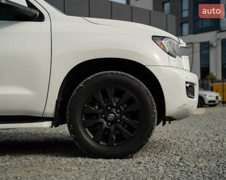 Белый Тойота Секвойя, объемом двигателя 5.66 л и пробегом 139 тыс. км за 39900 $, фото 14 на Automoto.ua