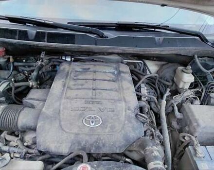 Белый Тойота Секвойя, объемом двигателя 5.66 л и пробегом 361 тыс. км за 34000 $, фото 11 на Automoto.ua