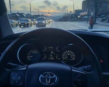 Белый Тойота Секвойя, объемом двигателя 5.66 л и пробегом 361 тыс. км за 34000 $, фото 12 на Automoto.ua