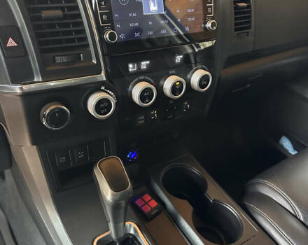 Белый Тойота Секвойя, объемом двигателя 5.66 л и пробегом 148 тыс. км за 37500 $, фото 6 на Automoto.ua