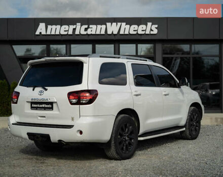 Белый Тойота Секвойя, объемом двигателя 5.66 л и пробегом 139 тыс. км за 39900 $, фото 4 на Automoto.ua