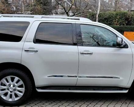 Белый Тойота Секвойя, объемом двигателя 5.66 л и пробегом 361 тыс. км за 34000 $, фото 1 на Automoto.ua