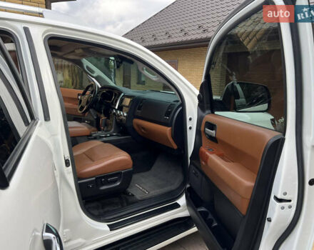Белый Тойота Секвойя, объемом двигателя 5.7 л и пробегом 158 тыс. км за 44500 $, фото 11 на Automoto.ua