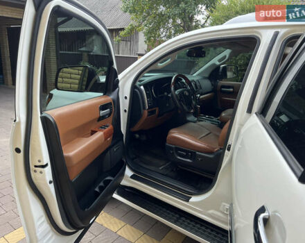 Белый Тойота Секвойя, объемом двигателя 5.7 л и пробегом 158 тыс. км за 44500 $, фото 7 на Automoto.ua