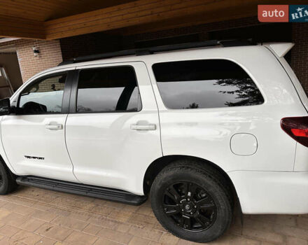 Белый Тойота Секвойя, объемом двигателя 5.66 л и пробегом 148 тыс. км за 37500 $, фото 2 на Automoto.ua