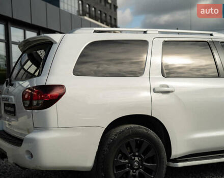 Белый Тойота Секвойя, объемом двигателя 5.66 л и пробегом 139 тыс. км за 39900 $, фото 6 на Automoto.ua