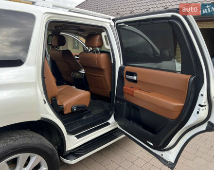 Белый Тойота Секвойя, объемом двигателя 5.7 л и пробегом 158 тыс. км за 44500 $, фото 10 на Automoto.ua