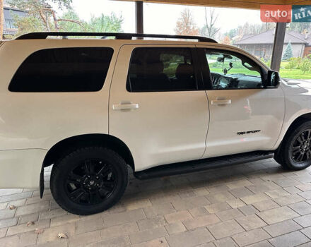 Белый Тойота Секвойя, объемом двигателя 5.66 л и пробегом 148 тыс. км за 37500 $, фото 3 на Automoto.ua