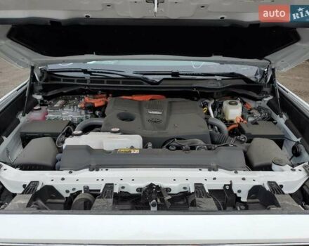 Белый Тойота Секвойя, объемом двигателя 3.4 л и пробегом 5 тыс. км за 96000 $, фото 11 на Automoto.ua