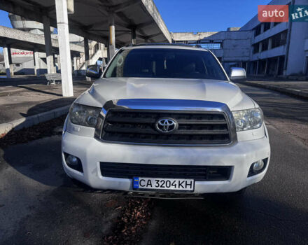 Белый Тойота Секвойя, объемом двигателя 5.7 л и пробегом 200 тыс. км за 21000 $, фото 1 на Automoto.ua