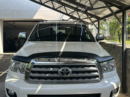 Белый Тойота Секвойя, объемом двигателя 5.66 л и пробегом 225 тыс. км за 33000 $, фото 1 на Automoto.ua