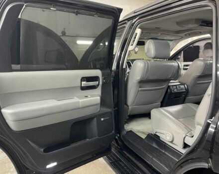 Черный Тойота Секвойя, объемом двигателя 5.7 л и пробегом 328 тыс. км за 23700 $, фото 4 на Automoto.ua