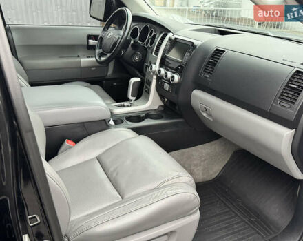 Черный Тойота Секвойя, объемом двигателя 5.66 л и пробегом 241 тыс. км за 23000 $, фото 26 на Automoto.ua