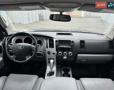 Черный Тойота Секвойя, объемом двигателя 5.66 л и пробегом 241 тыс. км за 23000 $, фото 24 на Automoto.ua