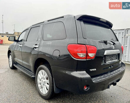 Черный Тойота Секвойя, объемом двигателя 5.66 л и пробегом 241 тыс. км за 23000 $, фото 5 на Automoto.ua