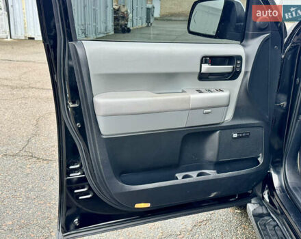 Черный Тойота Секвойя, объемом двигателя 5.66 л и пробегом 241 тыс. км за 23000 $, фото 36 на Automoto.ua