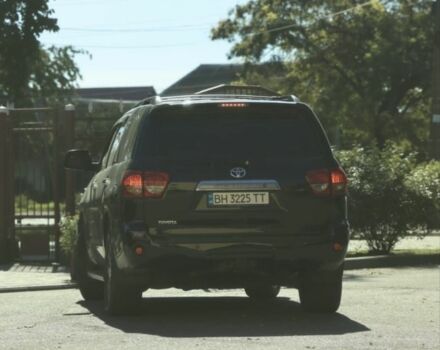 Черный Тойота Секвойя, объемом двигателя 5.7 л и пробегом 203 тыс. км за 30000 $, фото 2 на Automoto.ua