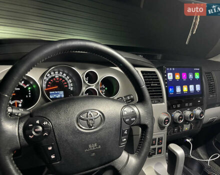 Черный Тойота Секвойя, объемом двигателя 5.7 л и пробегом 228 тыс. км за 24000 $, фото 2 на Automoto.ua