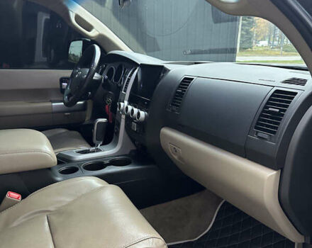 Черный Тойота Секвойя, объемом двигателя 5.66 л и пробегом 170 тыс. км за 26000 $, фото 5 на Automoto.ua