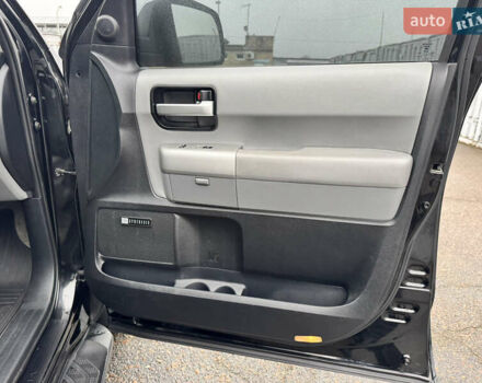 Черный Тойота Секвойя, объемом двигателя 5.66 л и пробегом 241 тыс. км за 23000 $, фото 30 на Automoto.ua