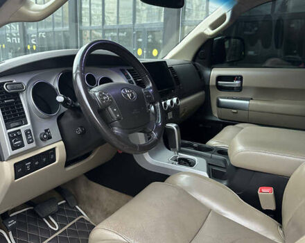 Черный Тойота Секвойя, объемом двигателя 5.66 л и пробегом 170 тыс. км за 26000 $, фото 7 на Automoto.ua