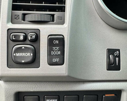 Черный Тойота Секвойя, объемом двигателя 5.66 л и пробегом 241 тыс. км за 23000 $, фото 39 на Automoto.ua