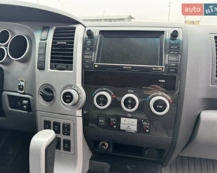 Черный Тойота Секвойя, объемом двигателя 5.66 л и пробегом 241 тыс. км за 23000 $, фото 29 на Automoto.ua