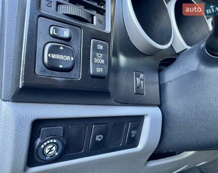 Черный Тойота Секвойя, объемом двигателя 4.6 л и пробегом 275 тыс. км за 21499 $, фото 16 на Automoto.ua