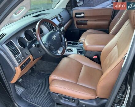 Черный Тойота Секвойя, объемом двигателя 5.7 л и пробегом 200 тыс. км за 32500 $, фото 6 на Automoto.ua