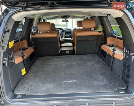 Черный Тойота Секвойя, объемом двигателя 5.7 л и пробегом 200 тыс. км за 32500 $, фото 20 на Automoto.ua