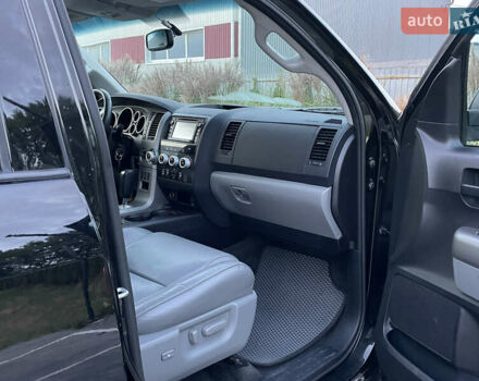 Черный Тойота Секвойя, объемом двигателя 5.66 л и пробегом 188 тыс. км за 32500 $, фото 25 на Automoto.ua