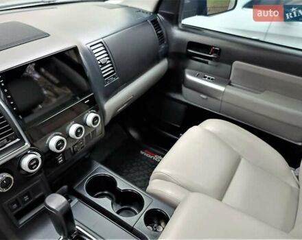 Черный Тойота Секвойя, объемом двигателя 5.66 л и пробегом 115 тыс. км за 39500 $, фото 39 на Automoto.ua