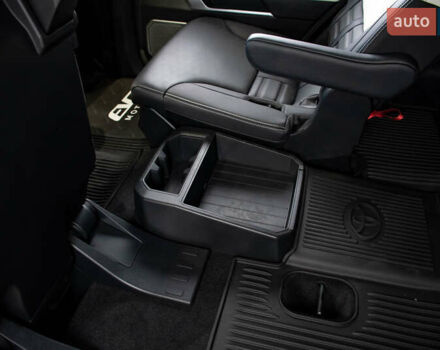 Черный Тойота Секвойя, объемом двигателя 3.45 л и пробегом 3 тыс. км за 145000 $, фото 44 на Automoto.ua