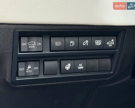 Черный Тойота Секвойя, объемом двигателя 3.5 л и пробегом 1 тыс. км за 150000 $, фото 61 на Automoto.ua