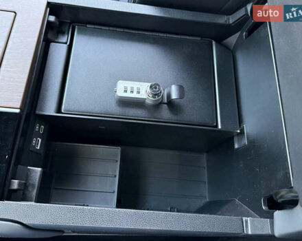 Черный Тойота Секвойя, объемом двигателя 3.5 л и пробегом 1 тыс. км за 150000 $, фото 85 на Automoto.ua